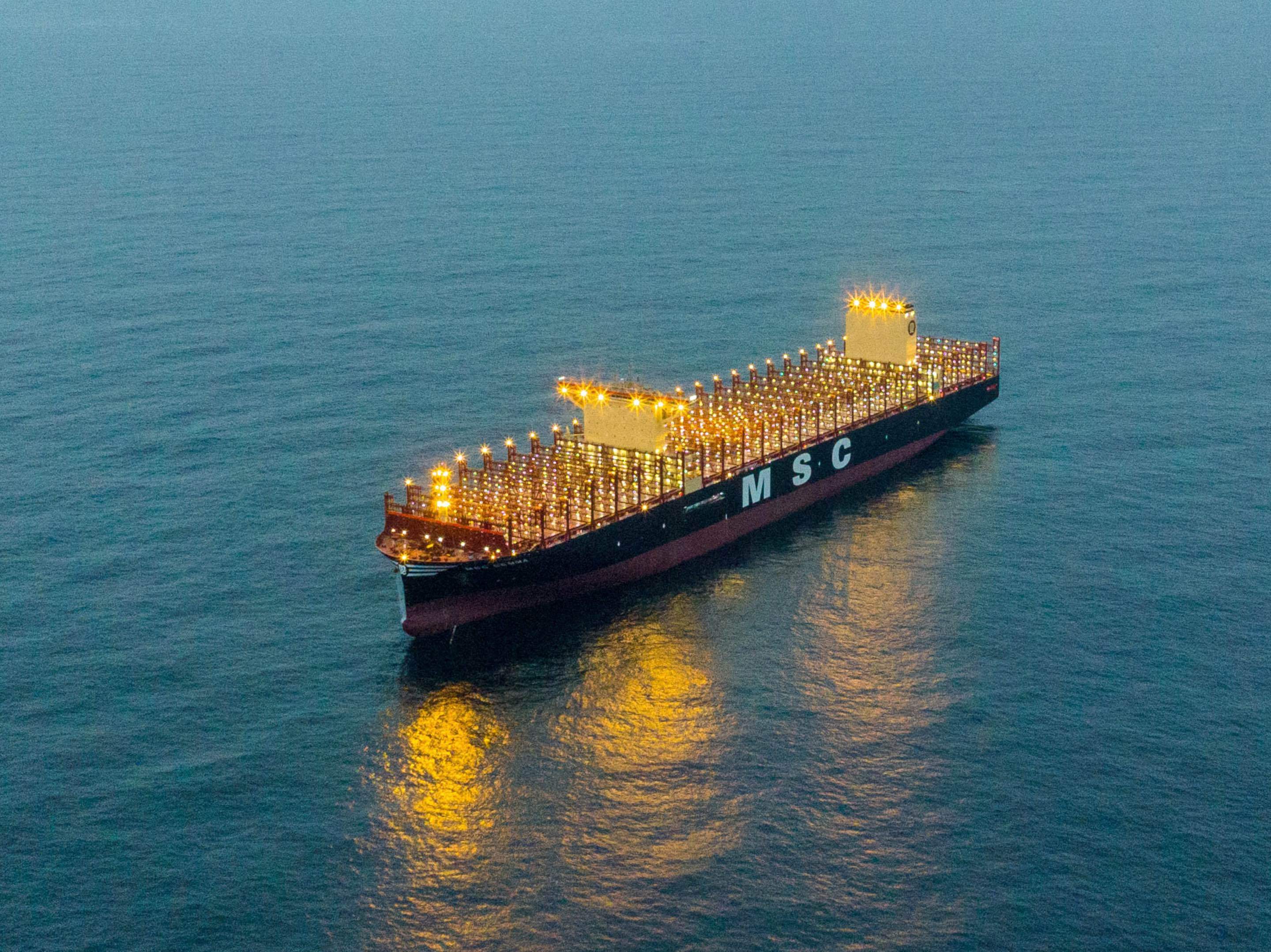 甲板面积相当于4个足球场,海上"超级带货王"又添新丁_沪东_中华_中国