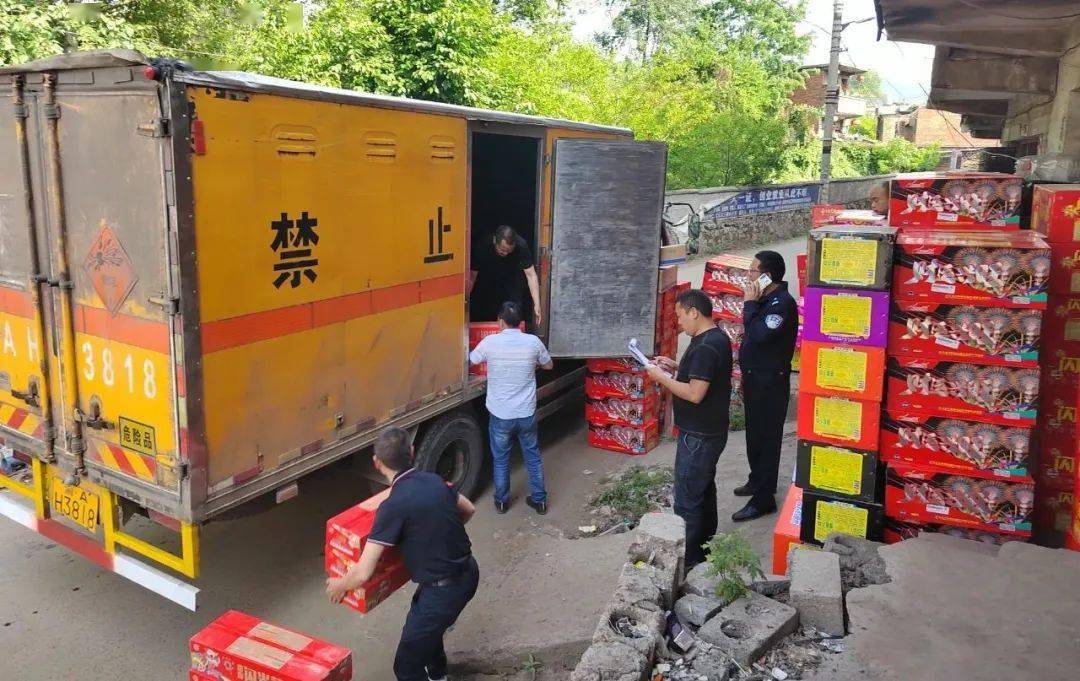【法治赫章】妈姑镇开展烟花爆竹重大事故隐患专项排查整治行动_门店
