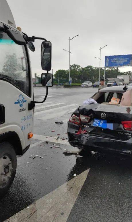 雨天追尾现场图片图片