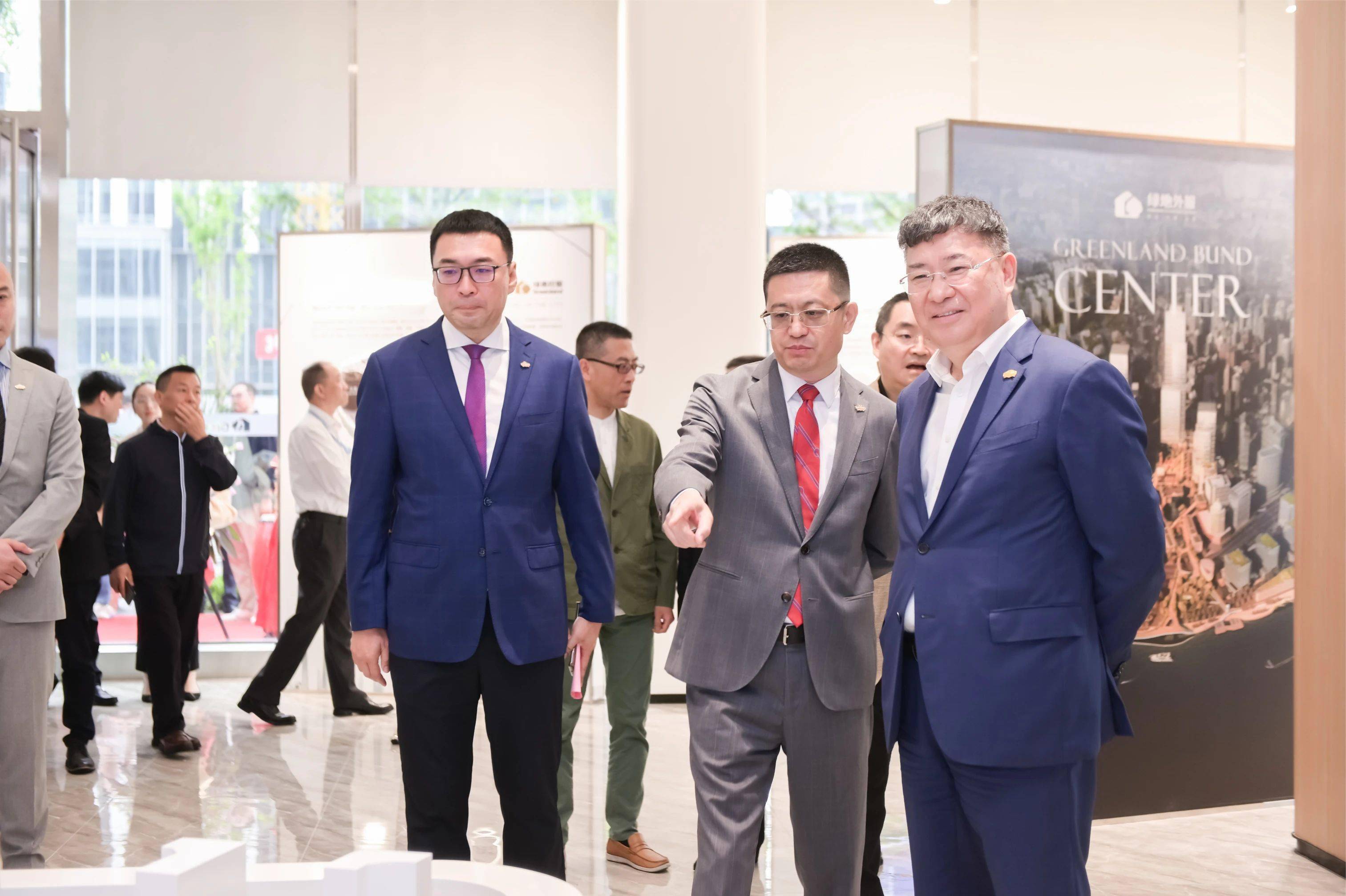 绿地控股集团董事长,总裁张玉良为瑞狮点睛,正式启幕展厅