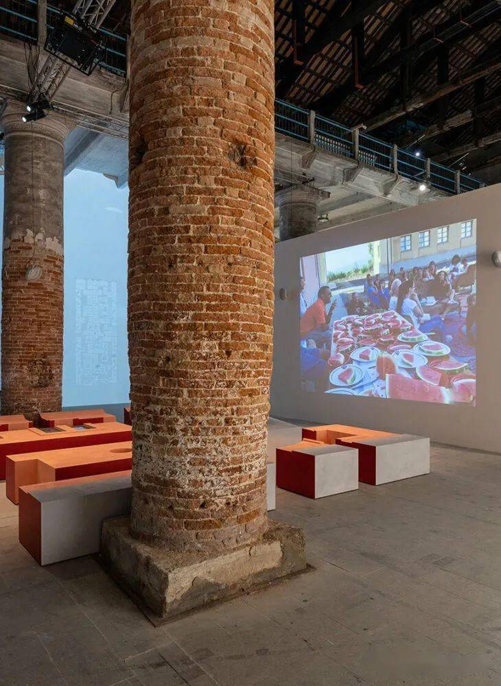 在2023年威尼斯建筑双年展上,著名的英国建筑师大卫·阿贾耶(david