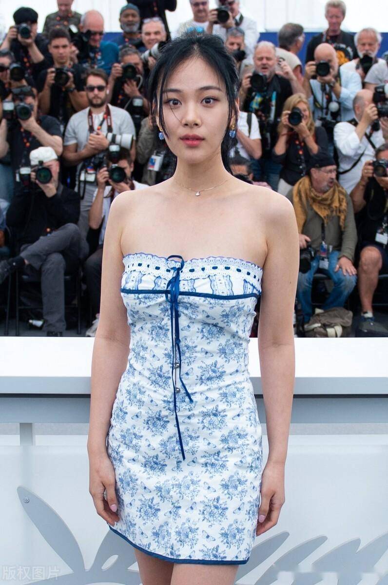 金亨瑞蓝色碎花抹胸裙 白色玛丽珍尖头高跟鞋清新气质