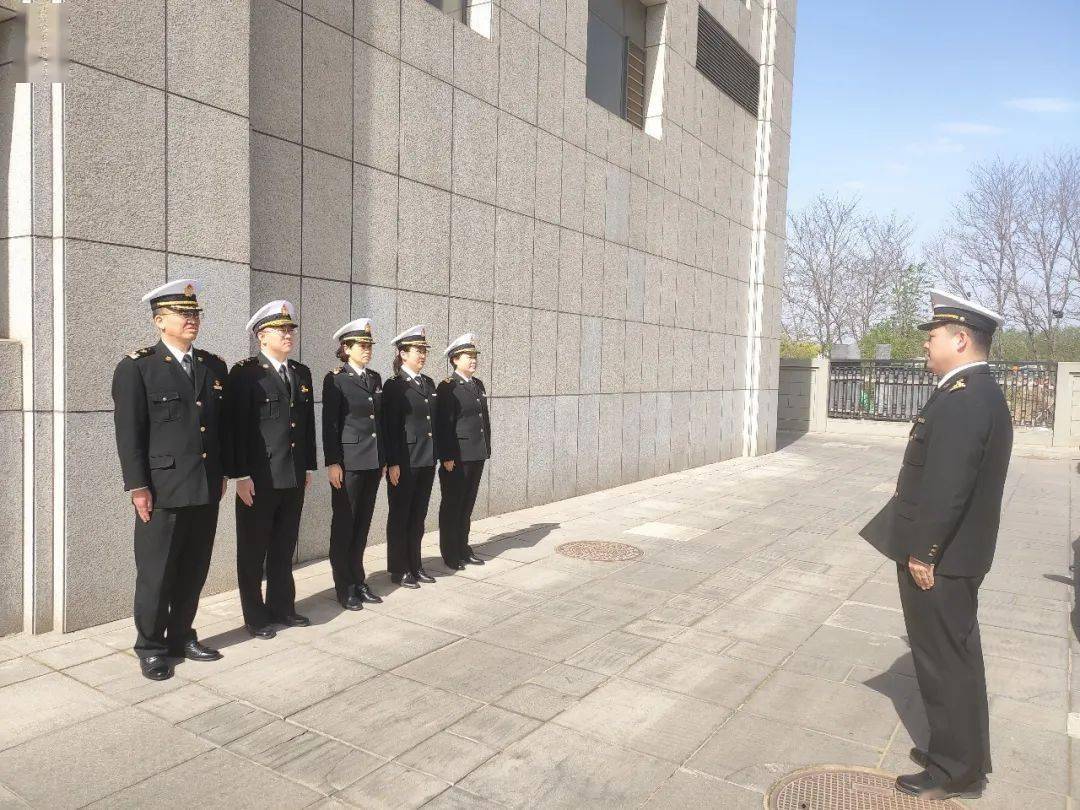 鲅鱼圈海关正在进行准军训练,请指示!