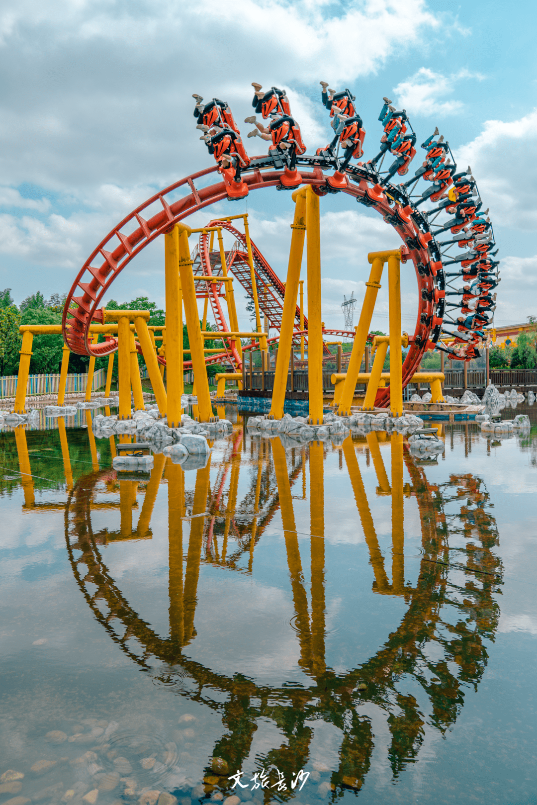 除了勇闯神界,悬挂式过山车——马戏飞车,也值得体验一番.
