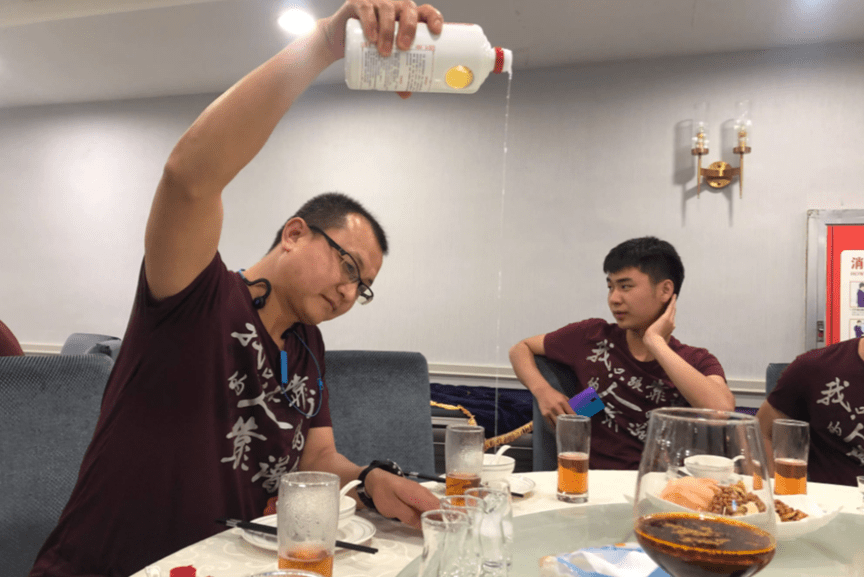 喝酒时,用“祭祀手”倒酒是大忌,建议早些弄懂,免得好心办坏事_习俗_左手_问题