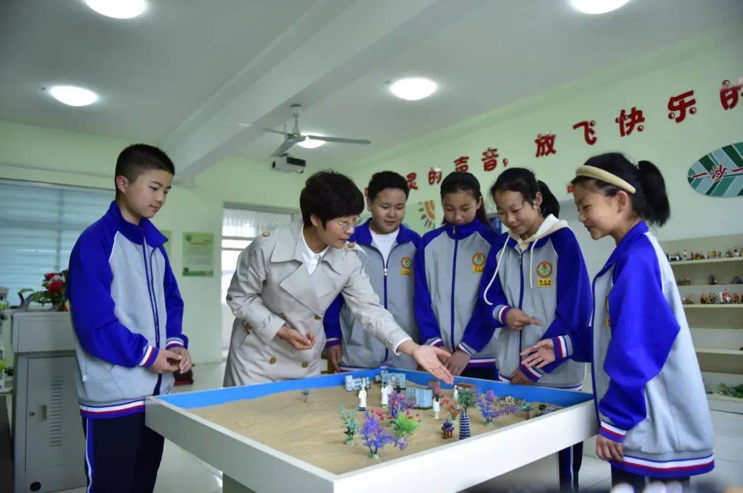 沂源县实验中学初一级学生在心理老师的指导下进行沙盘游戏 (翟斌 摄)