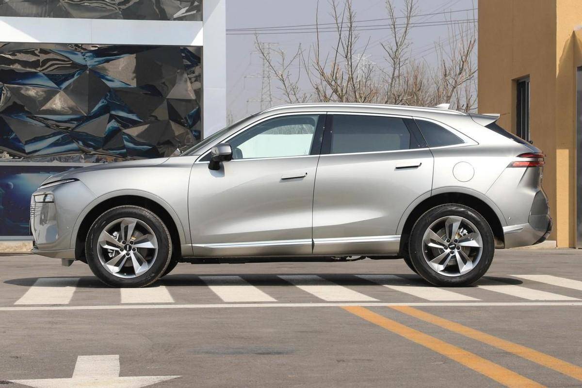 从这台车的整车定位来看,摩卡dht-phev是一款大五座suv,将与理想l7