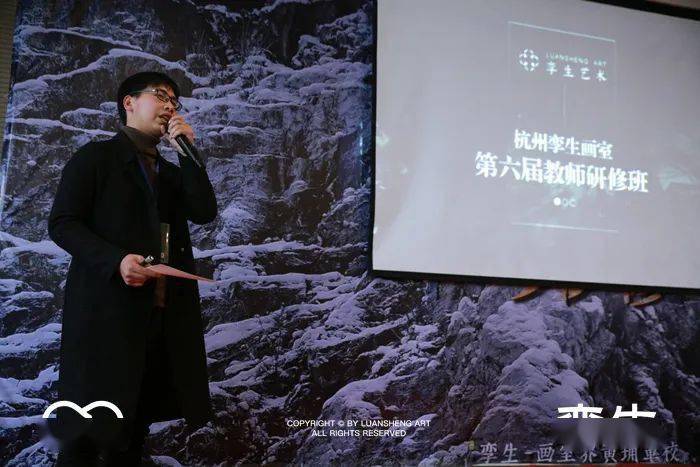 自从入职孪生起,还是普通教学老师的徐鑫就已展现出非凡的教学能力.