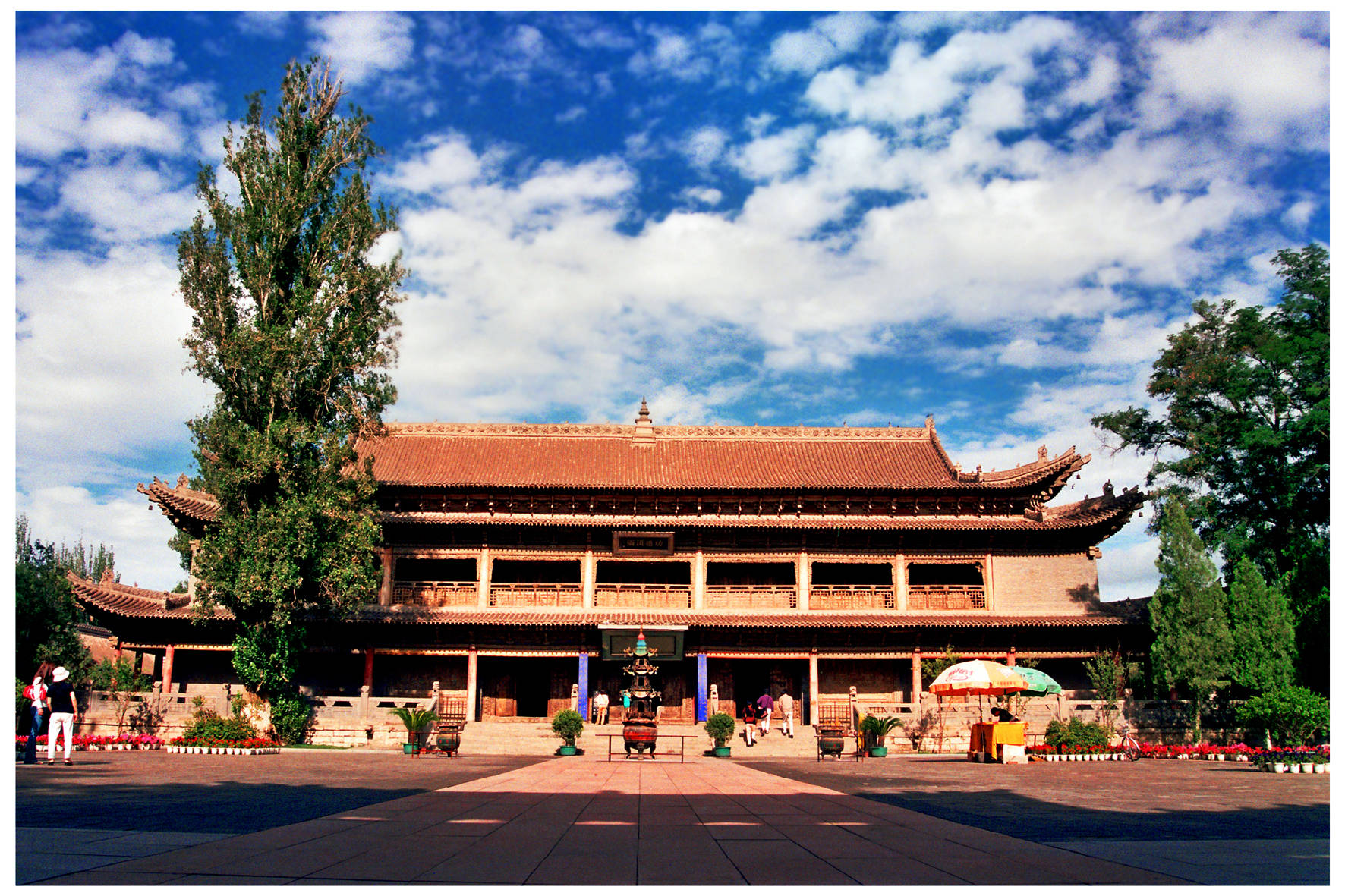 张掖大佛寺始建于西夏永安元年(公元1098年),现存寺院建筑群由牌楼