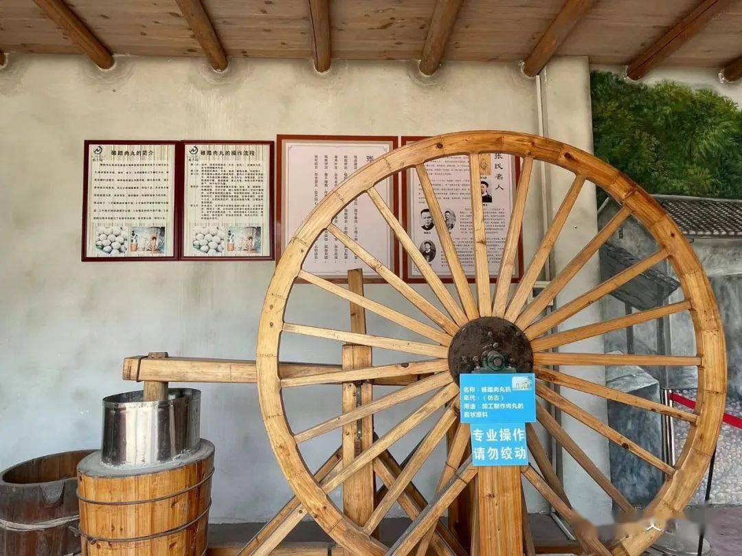 农耕文化长廊里近距离学习南药知识可以观赏南药南药长廊里有上千种