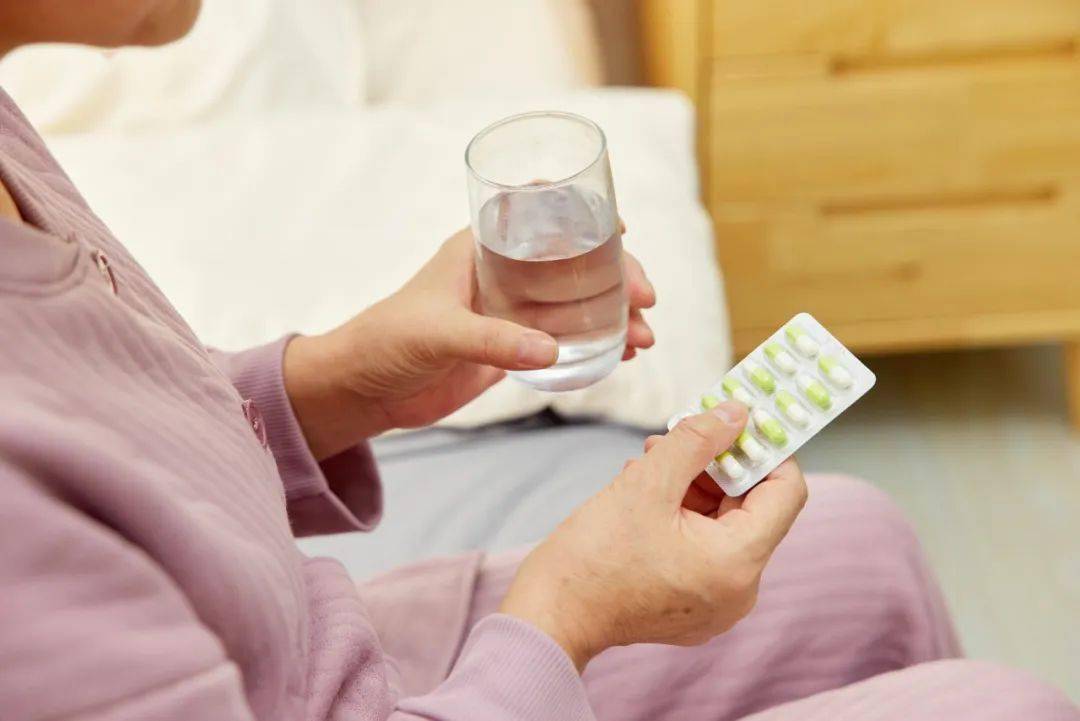 针对她的情况,在她使用含雌激素成分的普罗雌烯胶囊塞阴治疗后,症状就