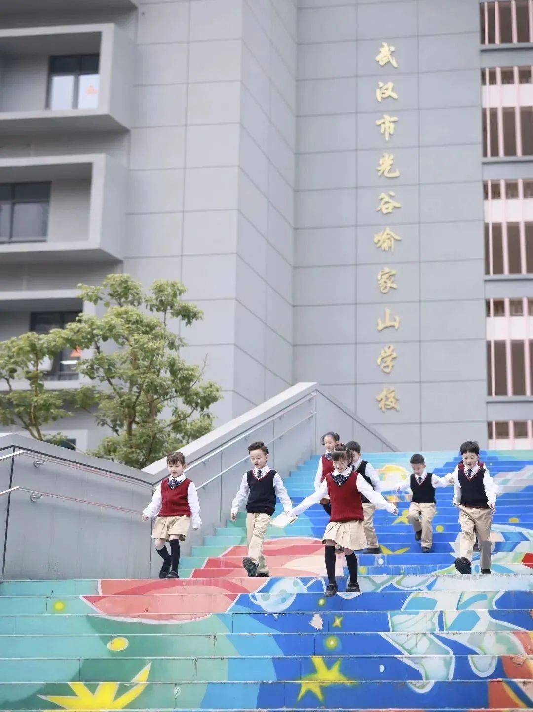 武汉市光谷喻家山学校校服是陪伴孩子每日学习生活的服饰,应发挥