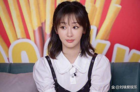 30岁杨紫出席活动生图曝光,脸型僵硬似硅胶女,发际线引网友调侃_照片