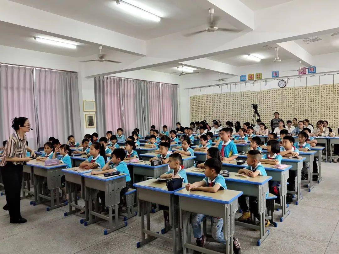 南安市仑苍中心小学开展名优教师引领工程教学开放日活动_进行_课堂
