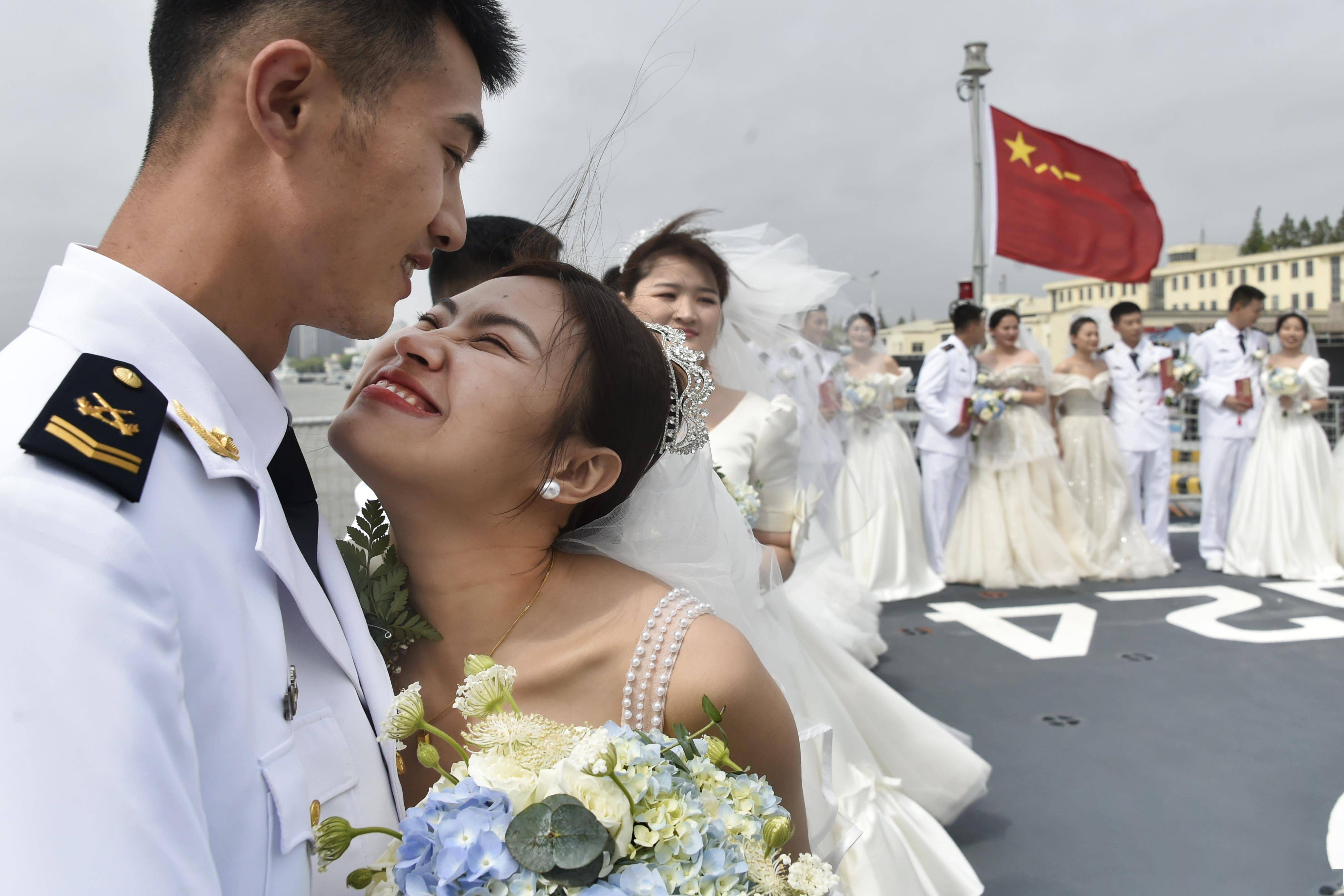 军舰为媒,情定浦江再起航,东部战区海军某护卫舰支队举办首届集体婚礼