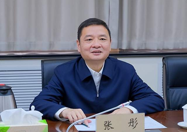 他转任徐州市委常委,组织部部长,之后又担任徐州市委常委,常务副市长