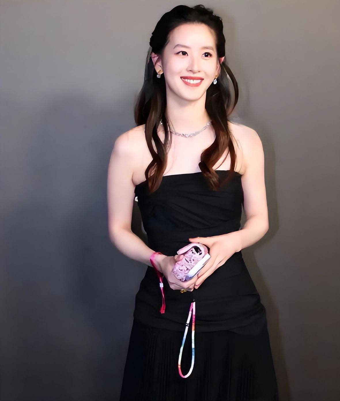 章泽天出席戛纳晚宴,黑裙包裹凸起小腹,网友猜测疑似怀上3胎!