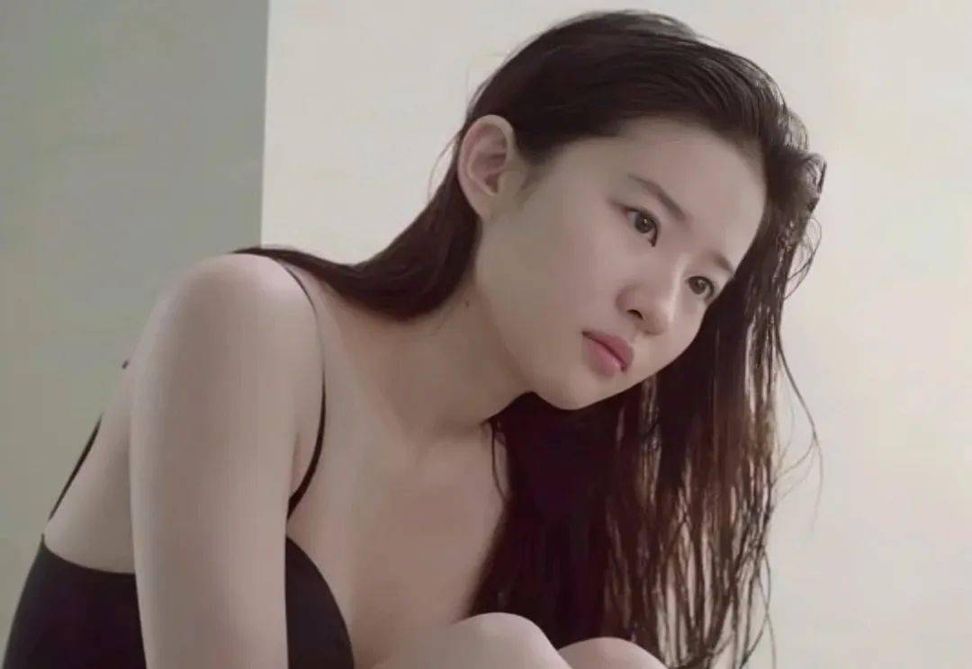 刘亦菲晒身材照刷屏,看到这腰和胸,直男们全沸腾了!_花木兰_网友_电影