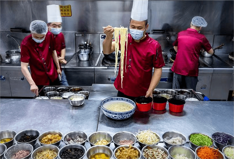 一碗碗热气腾腾的喜面,诉不完血浓于水的爱院情;一句句发自肺腑的祝福