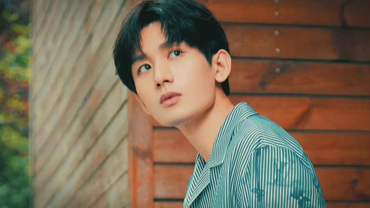 虽然还没到期,但是出走的心已经很强烈了,他之前的资源都是钟君艳给的