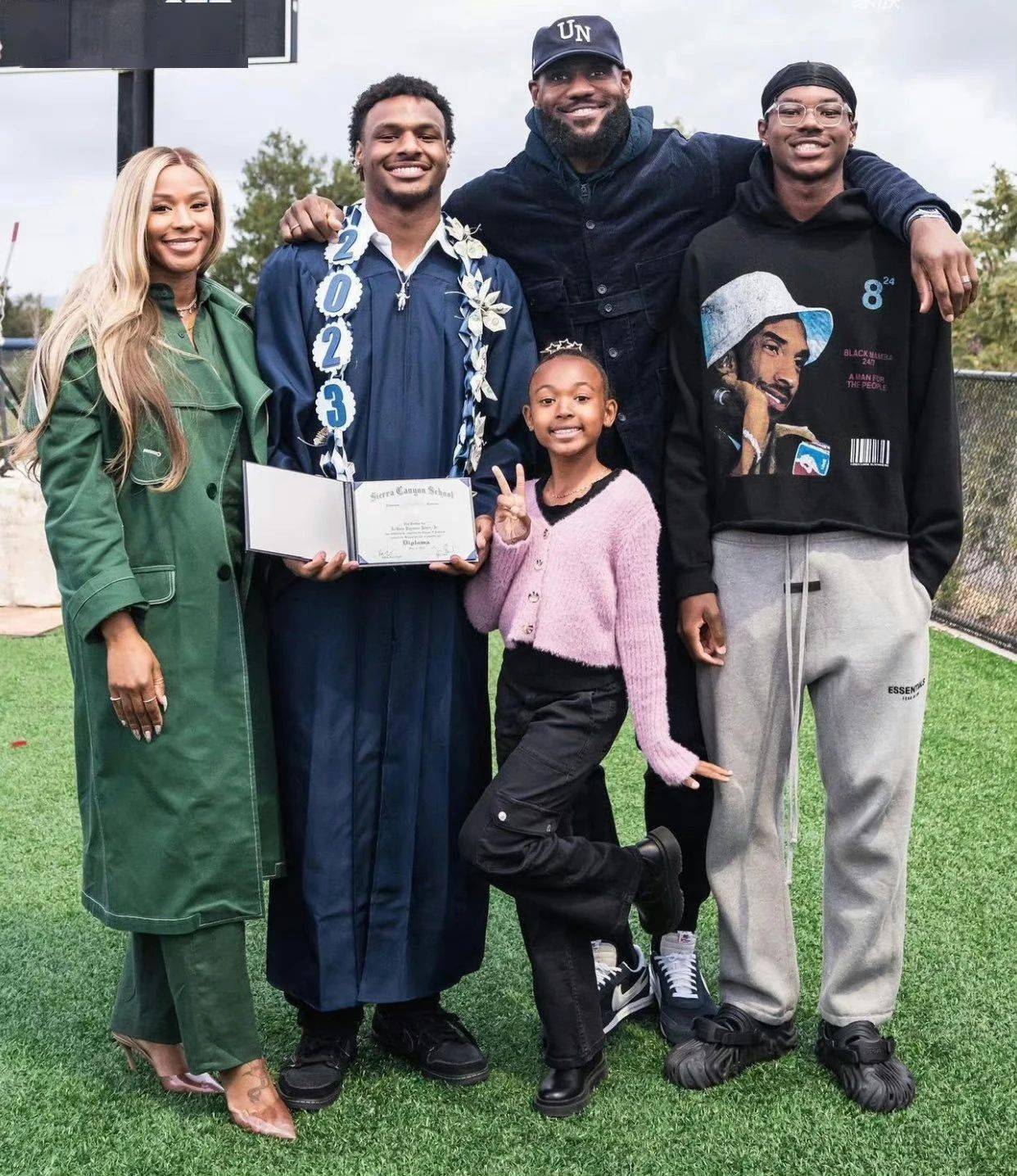 詹姆斯最新照片,全家福_赛季_人士_湖人