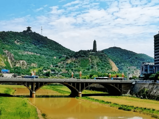 诗歌二首 | 许玲玲_南泥湾_延河_宝塔山