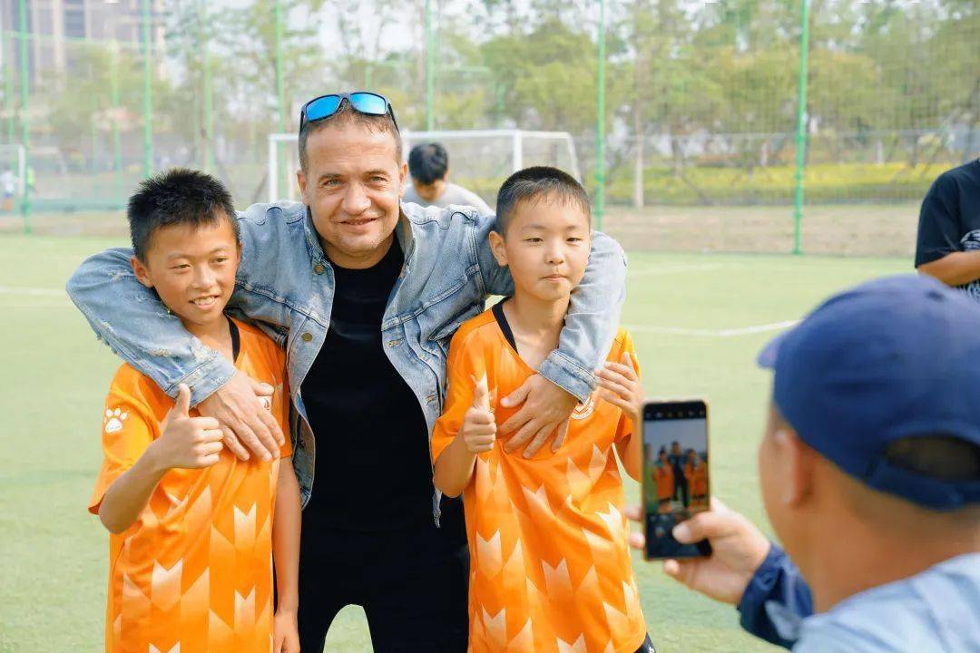 三年磨剑今朝折桂|海诺足球队勇夺市长杯冠军!_校园_青岛_比赛