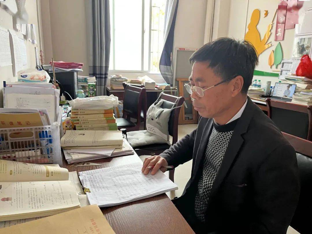 1983年,赖文辉老师踏上了农村小学教育的"三尺讲台".