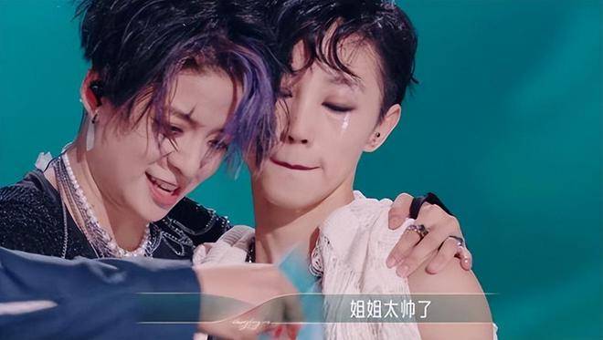 乘风2023谢欣和刘逸云amber南北合作,腼腆小白兔贡献最炸裂舞台_厕所