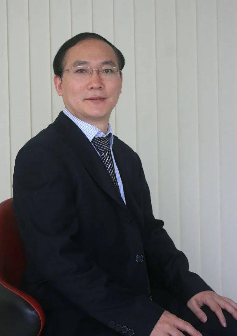 王双喜,毕业于清华大学工学博士,教授和教授级高级工程师双职称,现任