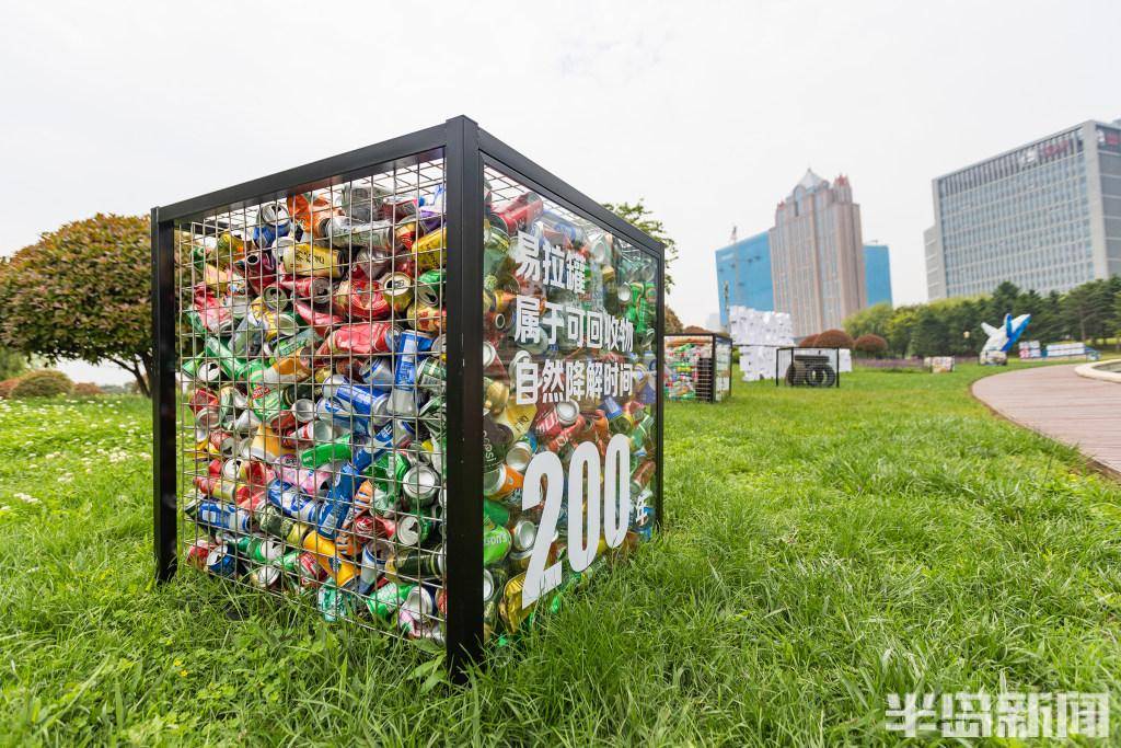 陈列现场,塑料瓶,泡沫盒,易拉罐以及食品袋等多种常见的生活垃圾被