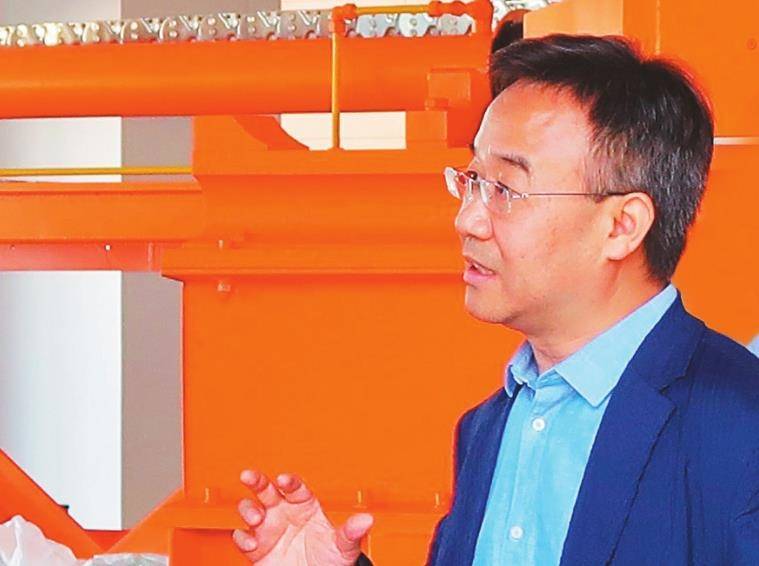 杨锐,1995年10月任中国科学院金属研究所研究员,1997年4月至今担任