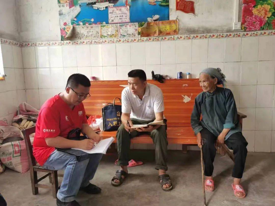 我局派驻那坡县坡荷乡永安村第一书记周华英同志获评那坡县2021-2022