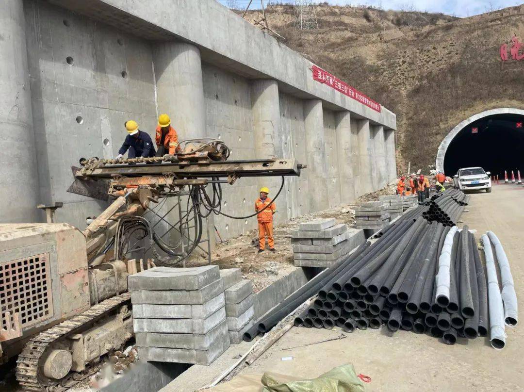 深入山体18米的仰斜式排水孔——仰斜式排水孔在桩板墙水毁修复工程中