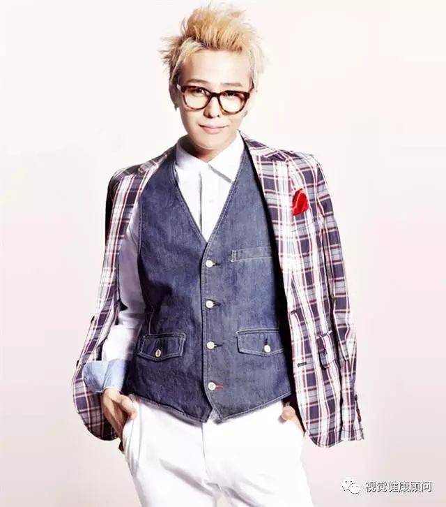 权志龙出席《老九门》发布会时,一身西装造型亮相的张艺兴,戴着一副