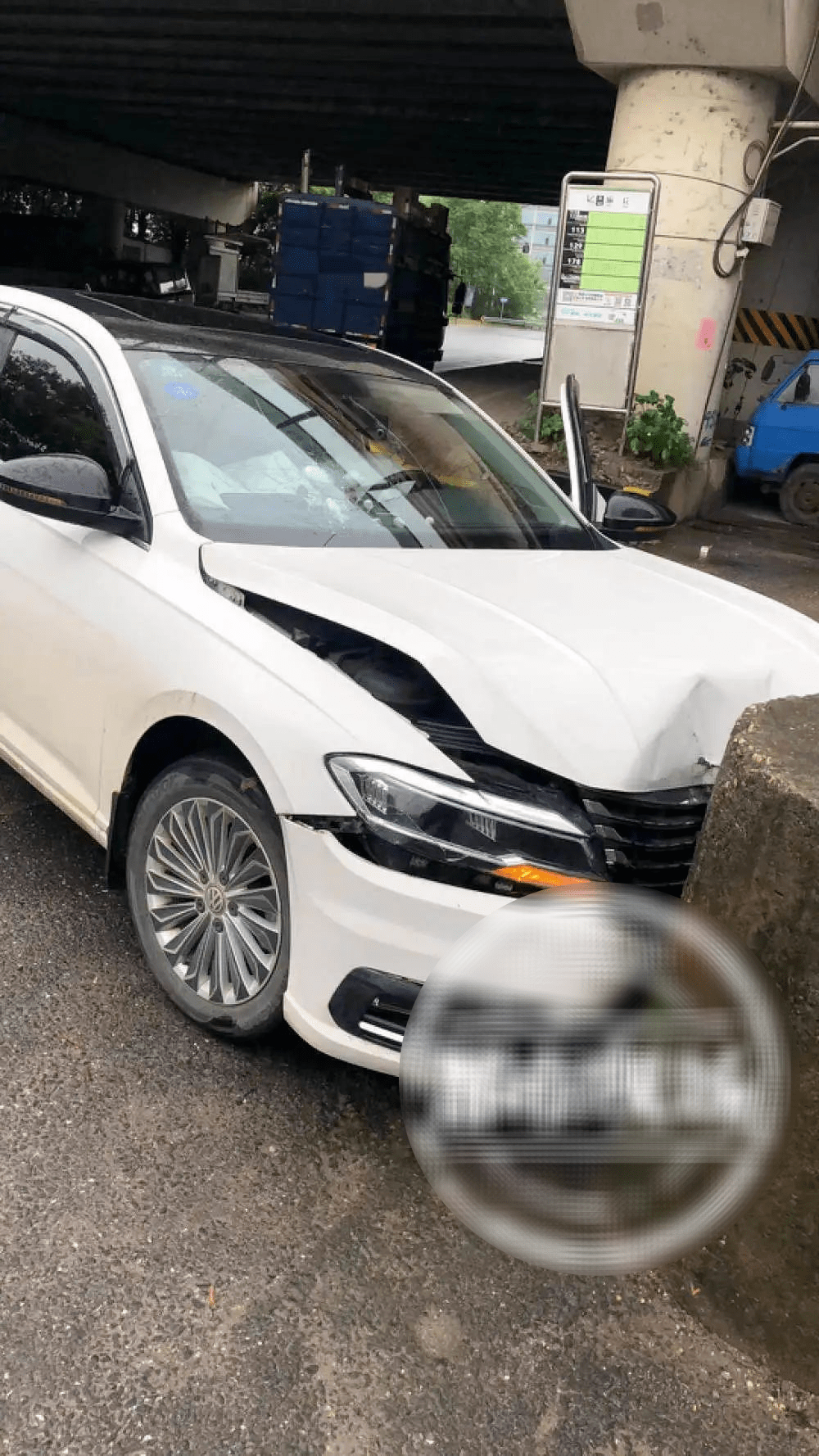 4月25日,南昌市民胡先生开车在南昌市麻丘镇撞上一个石墩,当时车子的