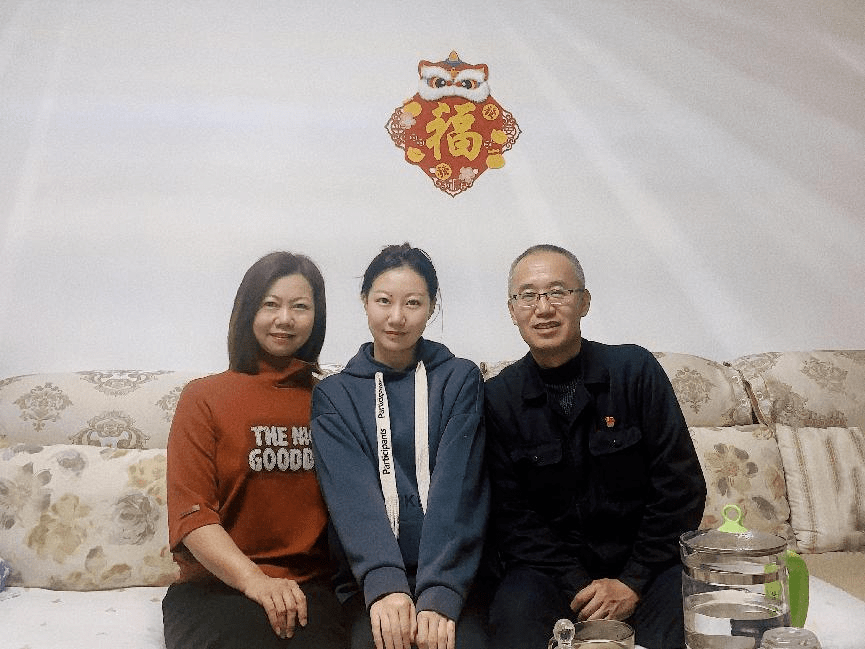 张莲云是包头市第十八中学的一名音乐教师,她的丈夫王冀是包钢白云