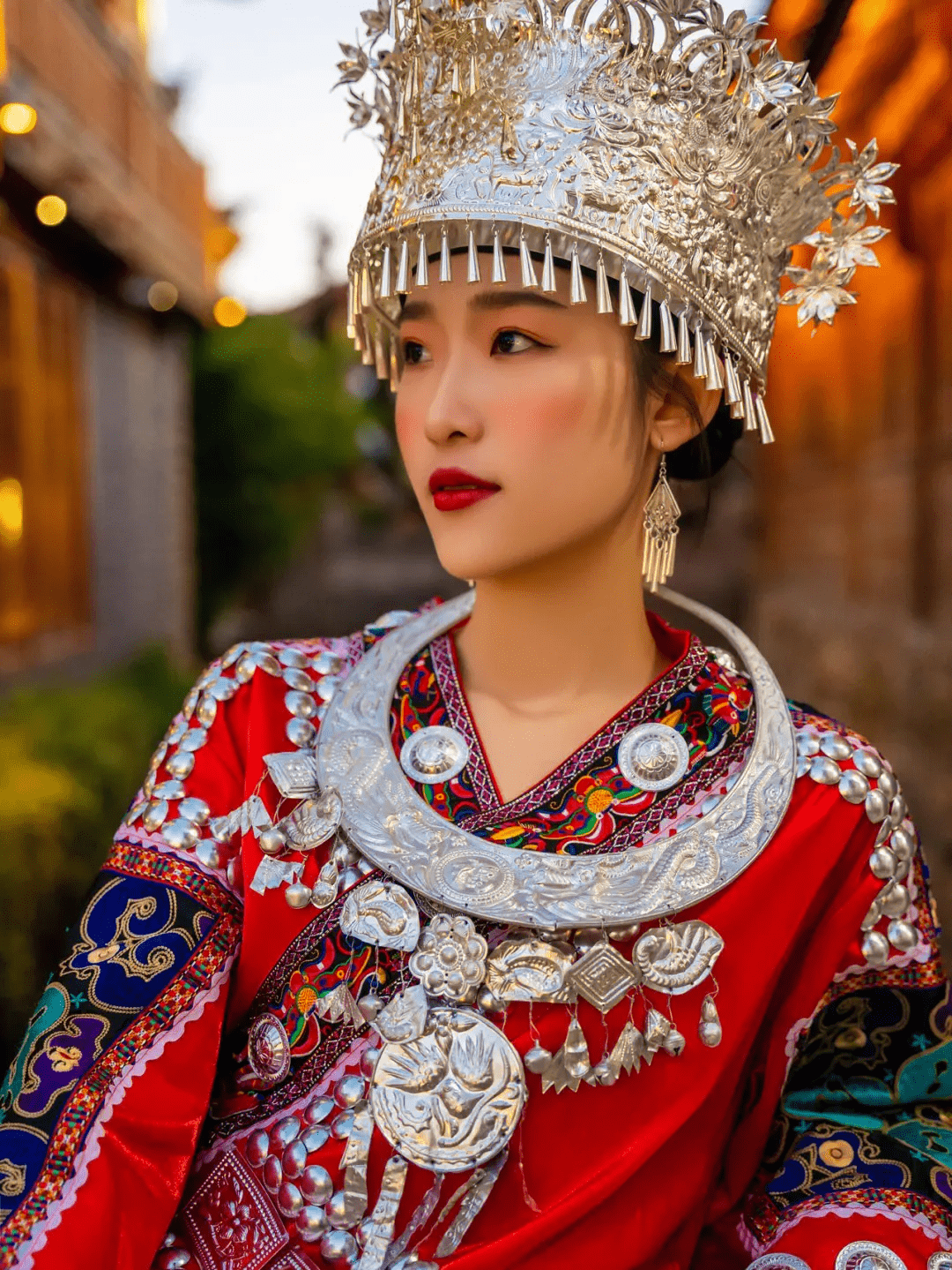 两个人很能够结婚,来到云南苗族古寨的男游客会在此处遇到心仪的女生