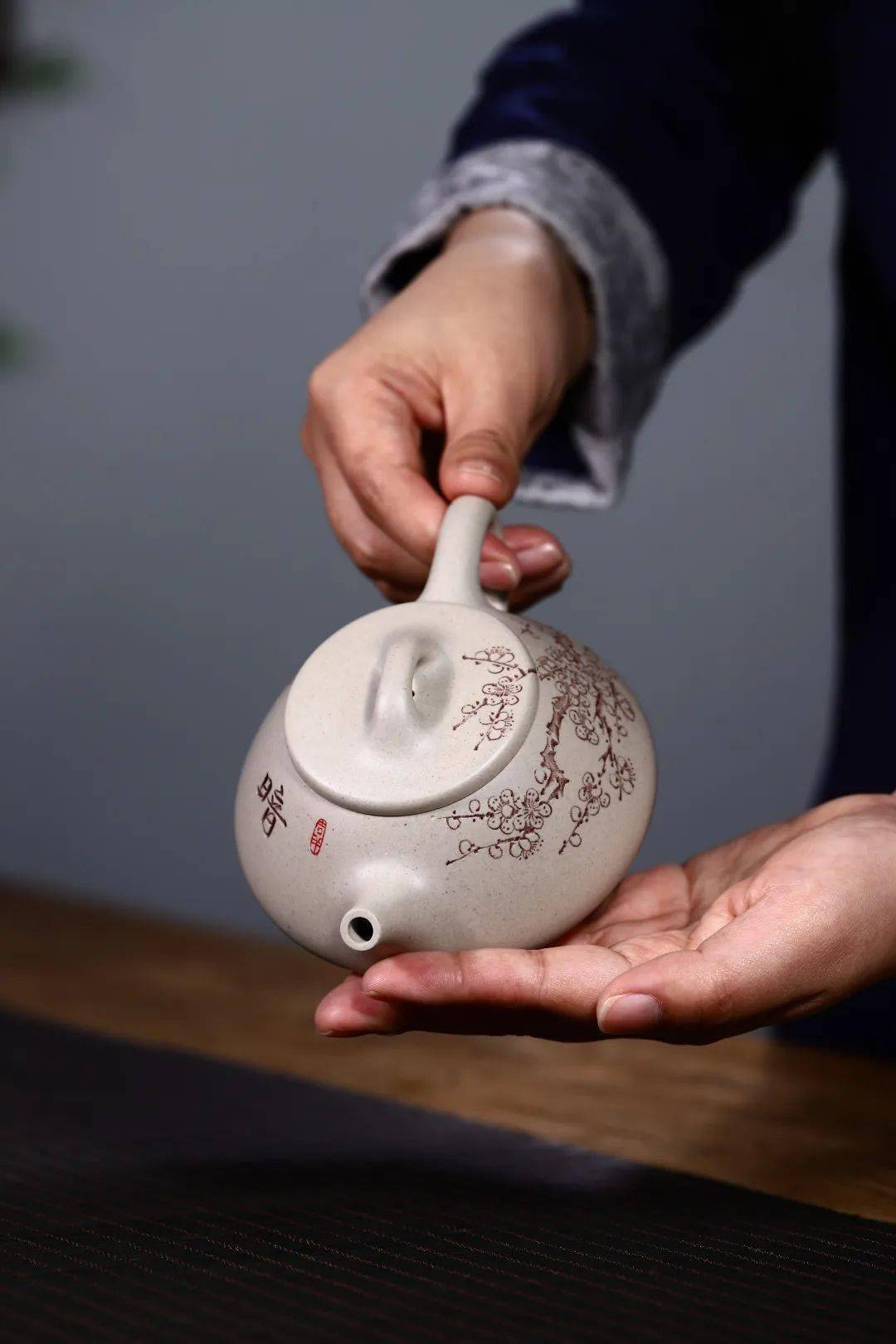 说的自然是『紫砂壶鼻祖』供春壶,『紫砂壶美人』西施壶,和『紫砂壶