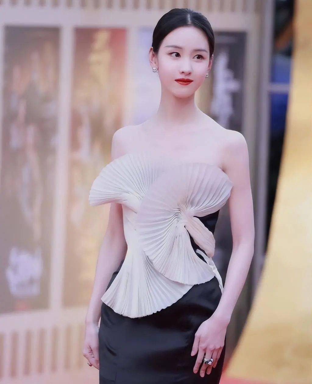 章泽天身穿黑色抹胸长裙现身戛纳,气场全开,没想到也是事业型的_晚宴