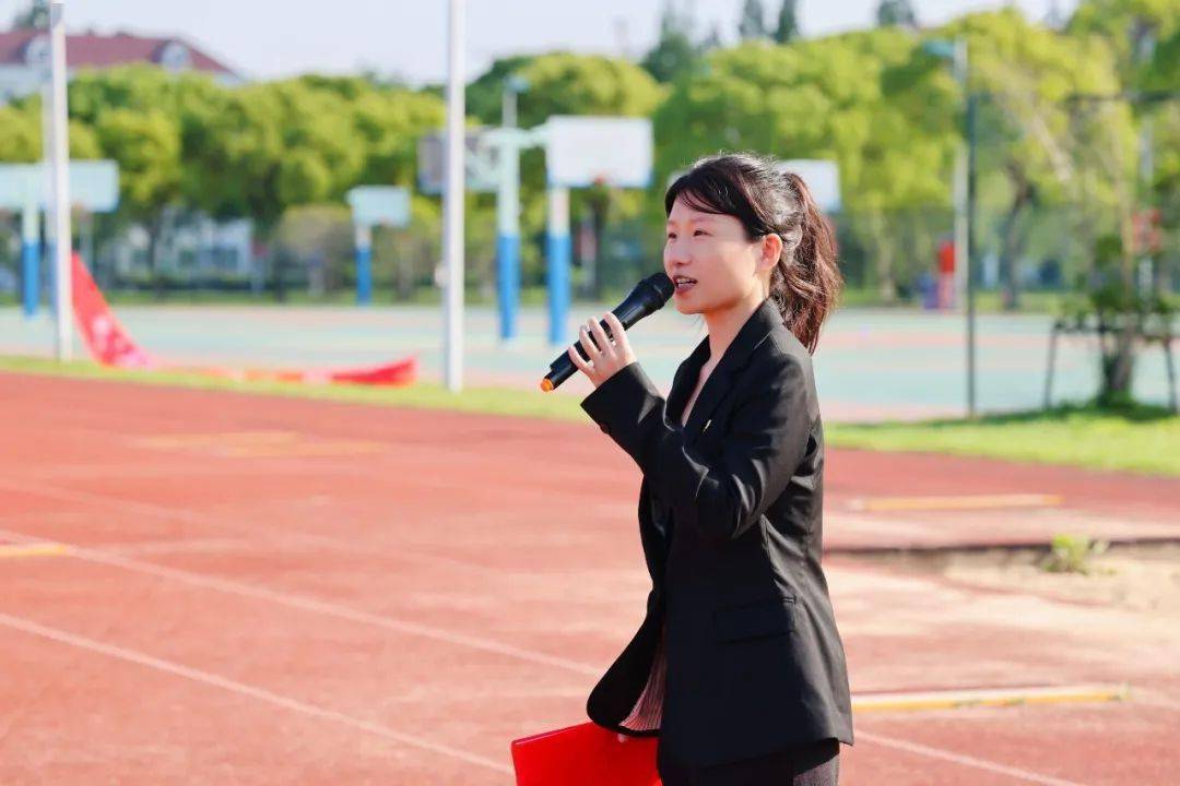 升旗仪式 || 红旗迎风 书声朗朗_人文_学子_梁佳