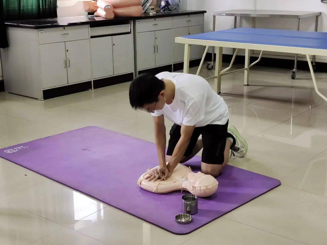湖北科技学院温泉校区揽月广场举办了第四届"医路向前冲"医学竞技比赛