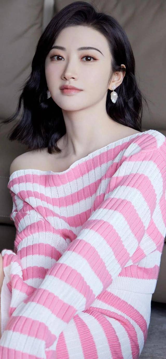 景甜肤色白皙嫩滑,她的笑容如同阳光般明媚,难以忘怀,真甜美呀_娱乐