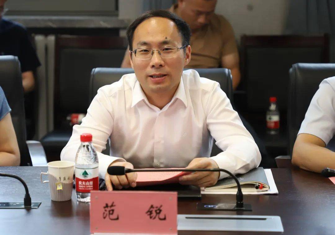 东阳市人民政府副市长范锐介绍东阳市情况.