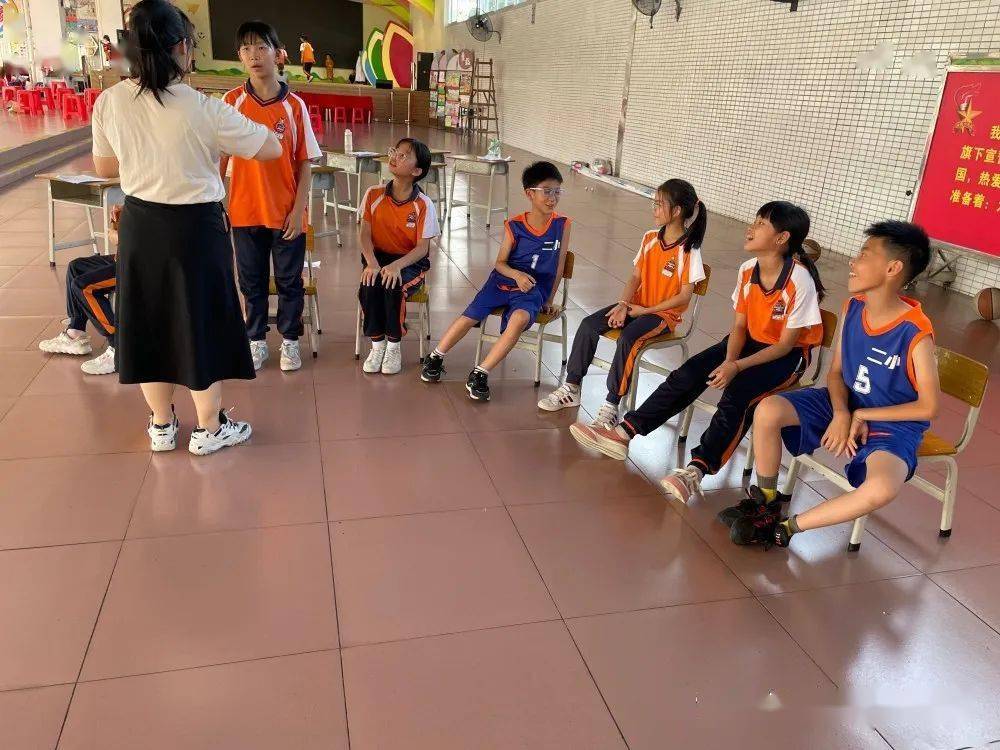 吴丽丽,区艳冰,以及邓珊妮等10位同学作为校园心理情景剧演出的演员