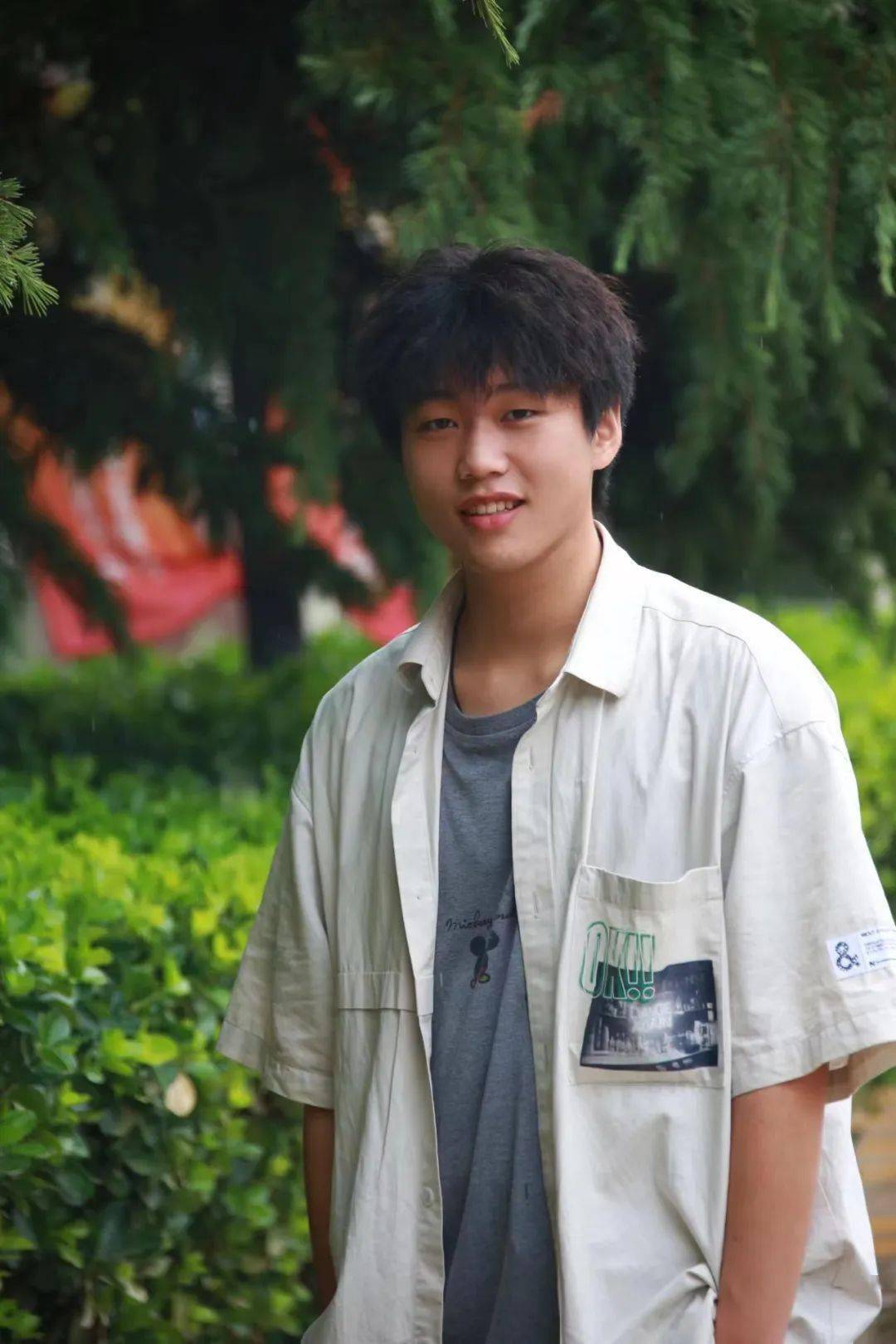 梁家睿 陈欣雨高宇航 康凯茜刘芃澈 葛胜杰歌会优秀主持人"已经落下