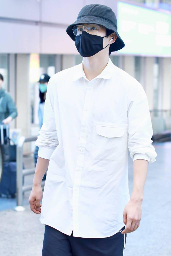 刘昊然结束戛纳电影节行程回国 白衬衣配渔夫帽低调出行_衬衫_账号