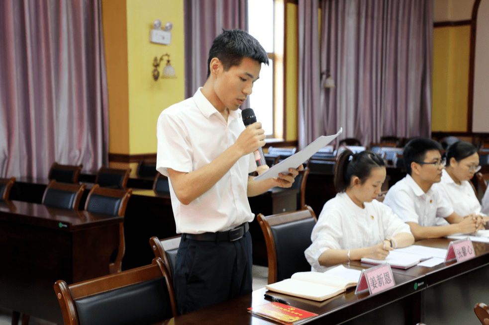 （党员代表诵读《入党志愿书》并分享感悟）交流发言环节，市财政局党组