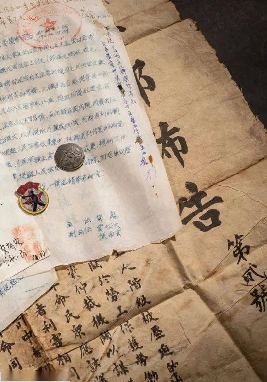 原味包浆,估价8000-1万元;东北军政大学第十期毕业证章
