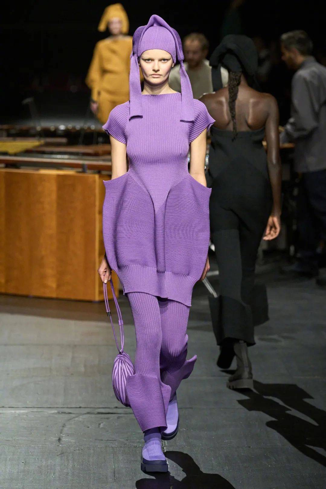 量感褶皱打造时装层次之美_服装_miyake_issey